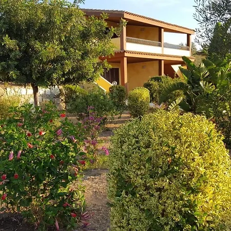 Apartment In Splendido E Riservato Villaggio, Marina Di Tertenìa